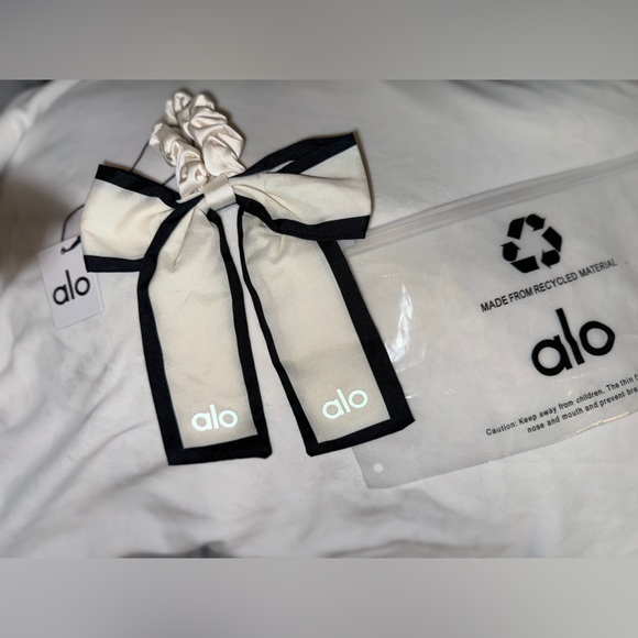 ALO Yoga Other - ALO Yoga Black and White Hair Scrunchie Set